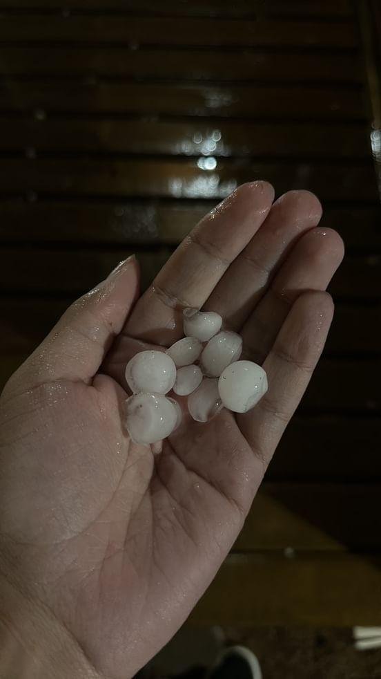 Pedras pequenas ca&iacute;ram na regi&atilde;o desde a noite de domingo