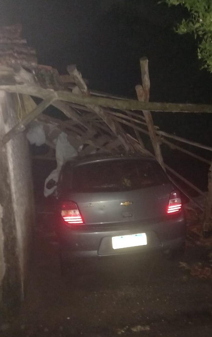 Carro em meio a destelhamento em Encruzilhada do Sul