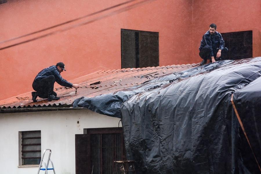 Moradores colocam lonas ap&oacute;s terem o telhado arrancado em Camaqu&atilde;
