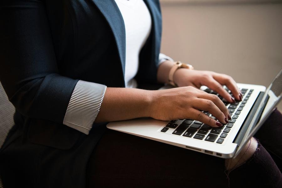 M&eacute;dia salarial de mulheres negras &eacute; a menor entre todos os grupos analisados