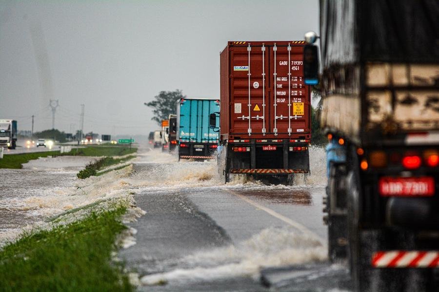 A Pol&iacute;cia Rodovi&aacute;ria Federal est&aacute; no local orientando os motoristas.