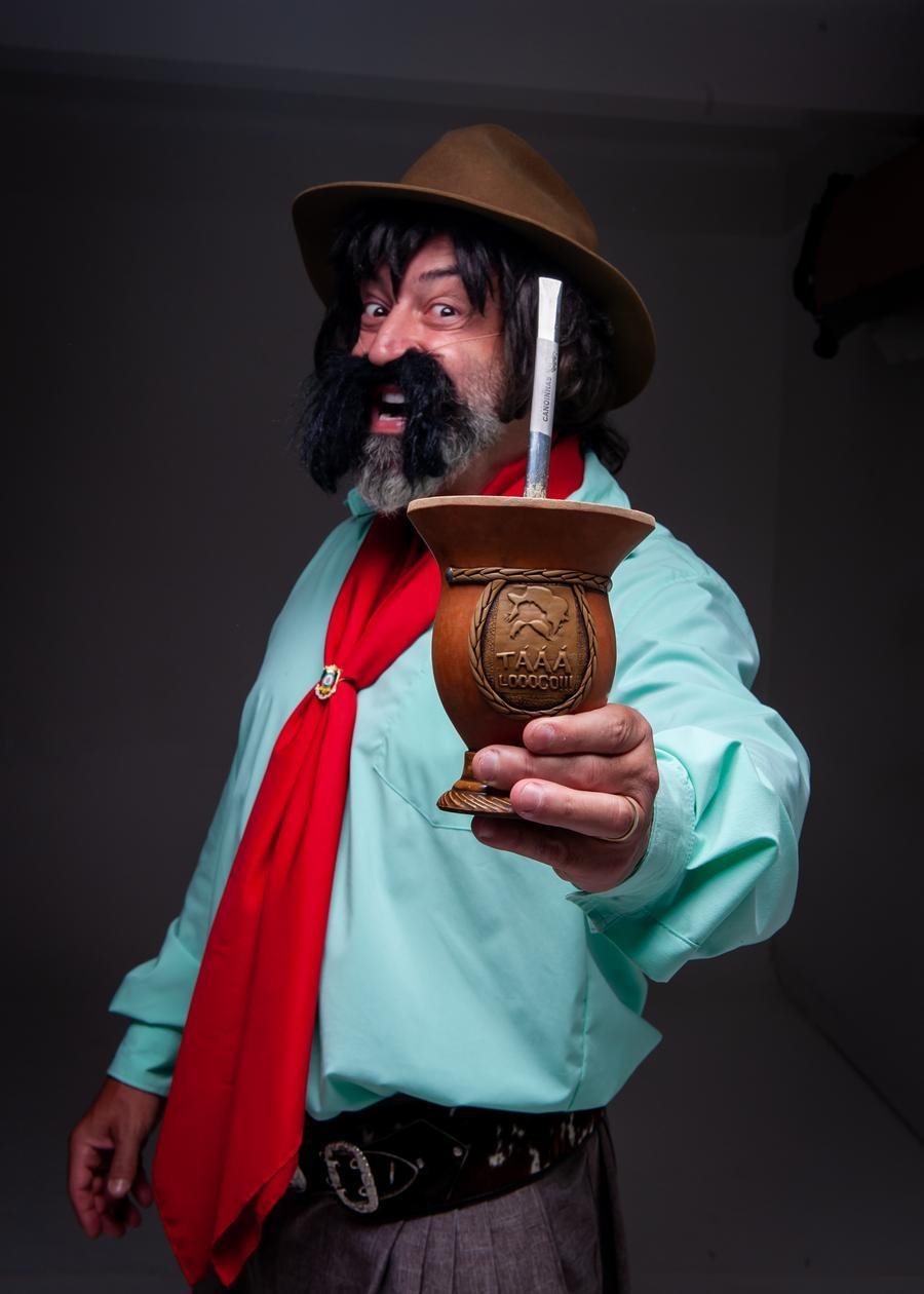 Cris Pereira volta aos palcos com o in&eacute;dito "Gaud&ecirc;ncio Em Busca do Pi&aacute; Raiz", nesta quinta, 26 de setembro, &agrave;s 20h, no Audit&oacute;rio Ara&uacute;jo Vianna, em Porto Alegre