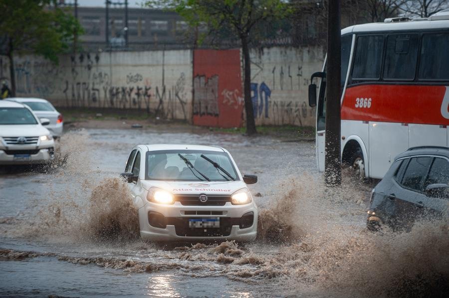 H&aacute; risco de queda de granizo e de rajadas de vento de 90 km/h