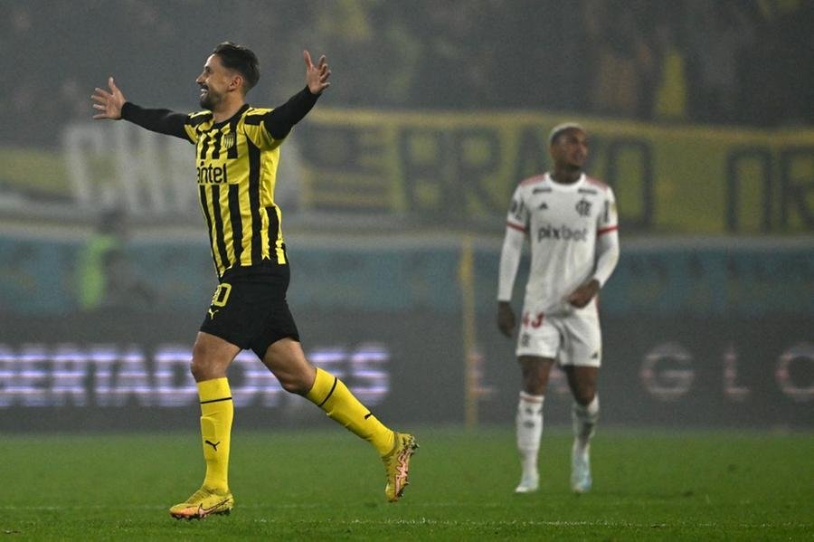 Defesa do Pe&ntilde;arol se imp&ocirc;s e conseguiu frear o &iacute;mpeto do time rubro-negro, que deixa a Libertadores mais cedo do que o previsto