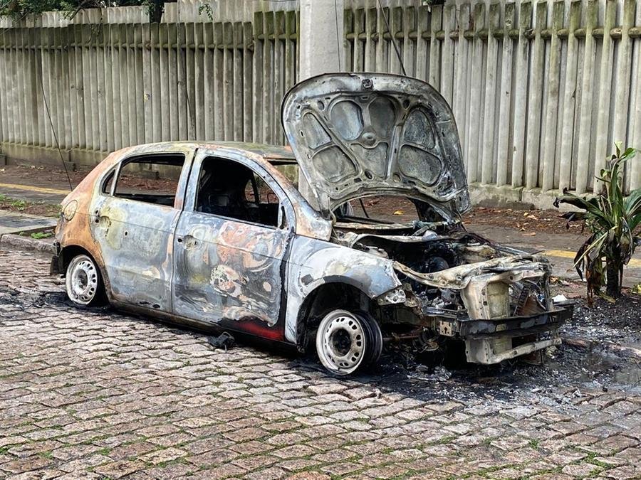 Chamas consumiram ve&iacute;culo no bairro Rio Branco