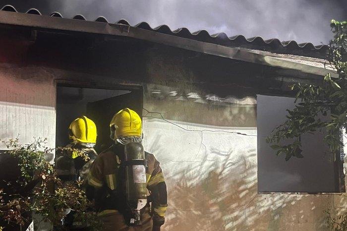 Bombeiros combatem inc&ecirc;ndio em Taquari