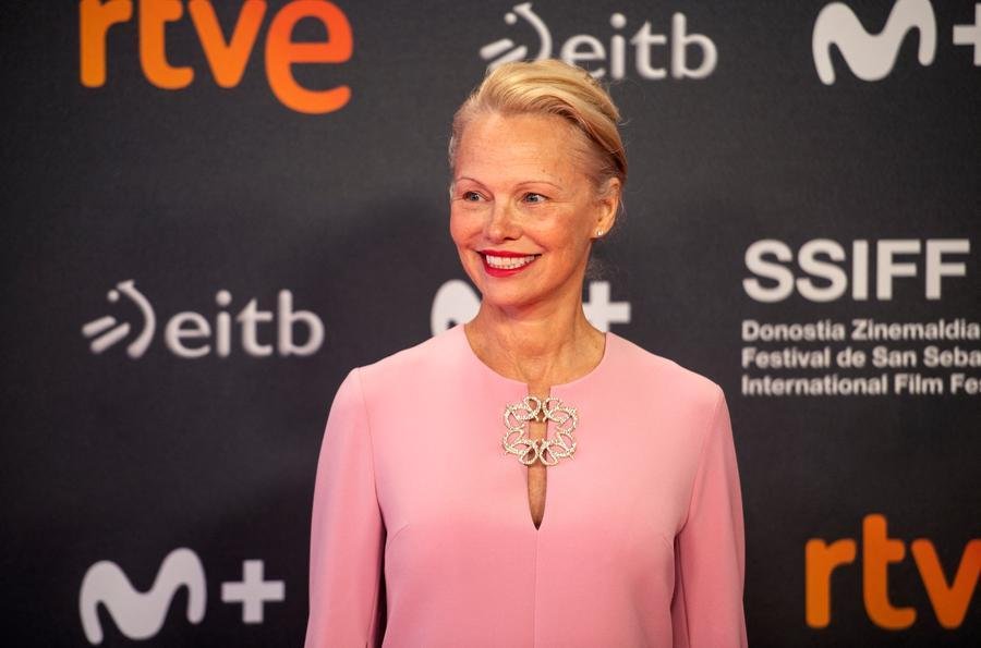 A atriz canadense Pamela Anderson posa no tapete vermelho para promover o filme "The Last Showgirl" durante o 72&ordm; Festival Internacional de Cinema de San Sebasti&aacute;n.