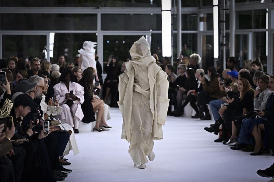 Na Issey Miyake, a cole&ccedil;&atilde;o primavera-ver&atilde;o 2024/2025 foi implantada em torno da arte do papel