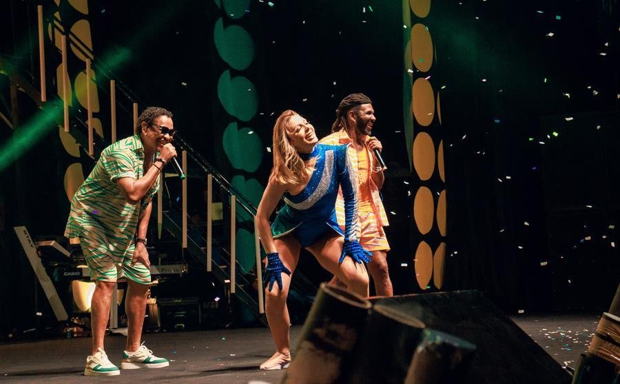 Um dos maiores fen&ocirc;menos da m&uacute;sica brasileira na d&eacute;cada de 90, o &Eacute; o Tchan vai fazer nova turn&ecirc; pelo Brasil e Porto Alegre recebe novamente o show do grupo baiano, dia 10 de janeiro de 2025, no Audit&oacute;rio Ara&uacute;jo Vianna