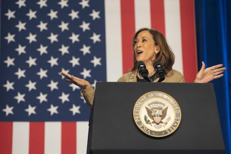 Antes de discursar em uma escola de Douglas, Kamala visitou a cerca instalada na fronteira com o M&eacute;xico