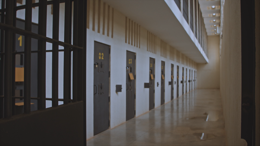 O document&aacute;rio aborda o tema com um raio-x do sistema penitenci&aacute;rio que, em sua precariedade, impulsiona justamente o que tenta evitar: o crescimento das fac&ccedil;&otilde;es criminosas