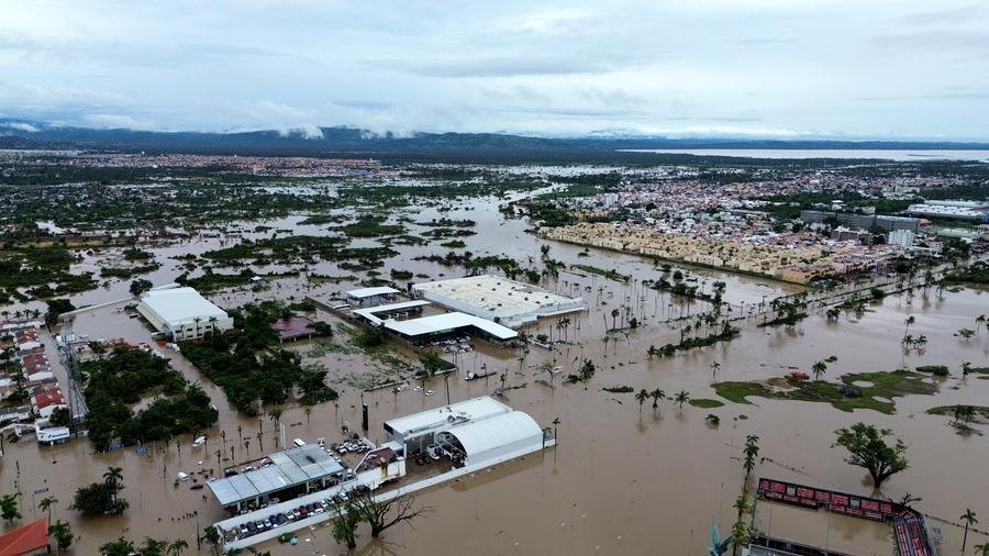 Embora as chuvas tenham parado, Acapulco continuou a ter v&aacute;rias de suas ruas inundadas neste s&aacute;bado