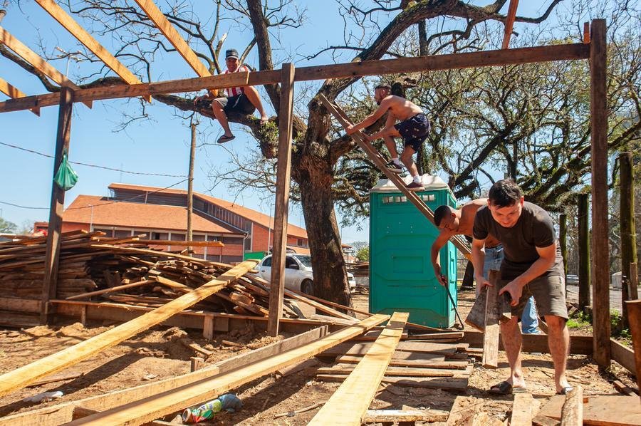 Desmontagem dos piquetes do Acampamento Farroupilha no Parque Harmonia