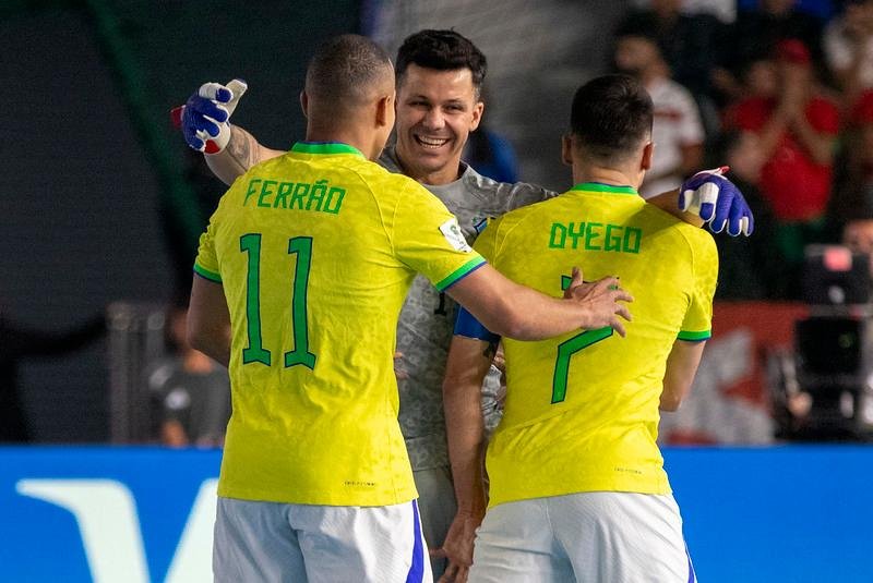 Brasil est&aacute; na semi do Mundial de Futsal