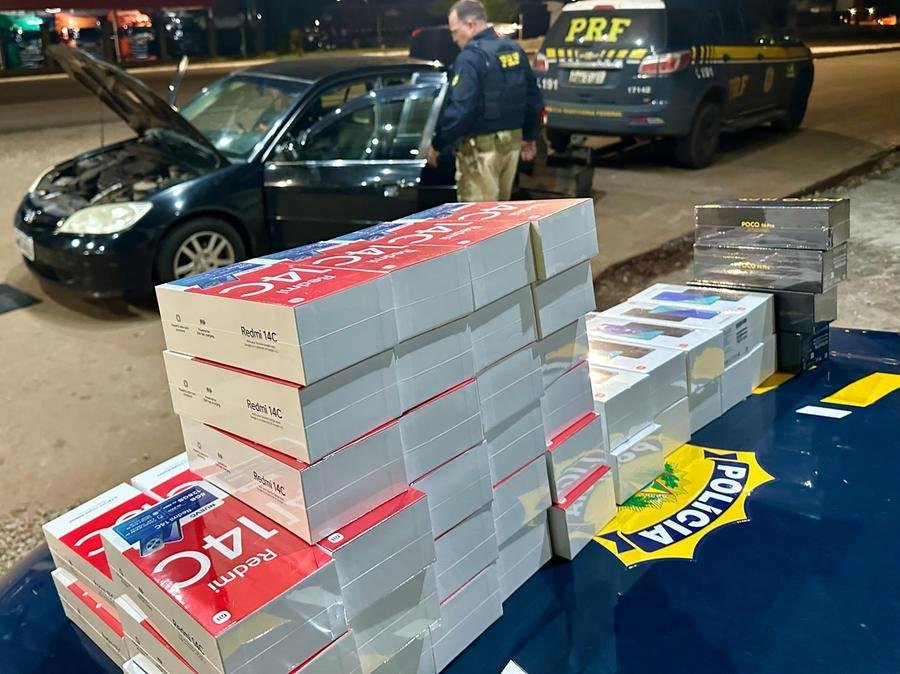 64 celulares estavam escondidos no painel de um Civic
