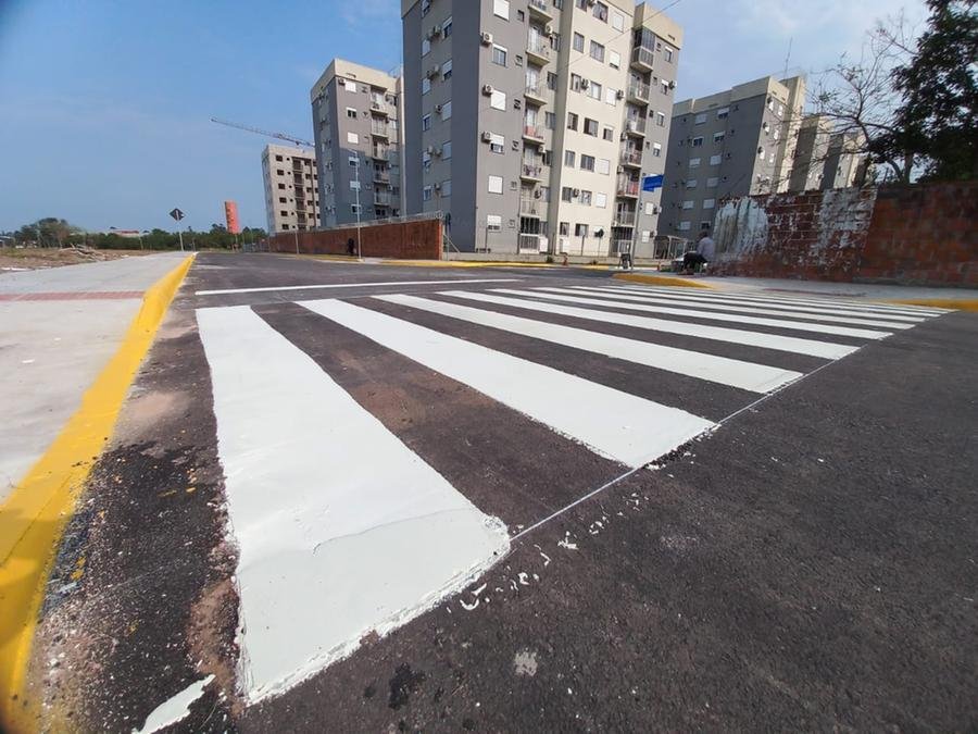 Via recebeu sinaliza&ccedil;&otilde;es horizontal (termopl&aacute;stica) e vertical (placas)