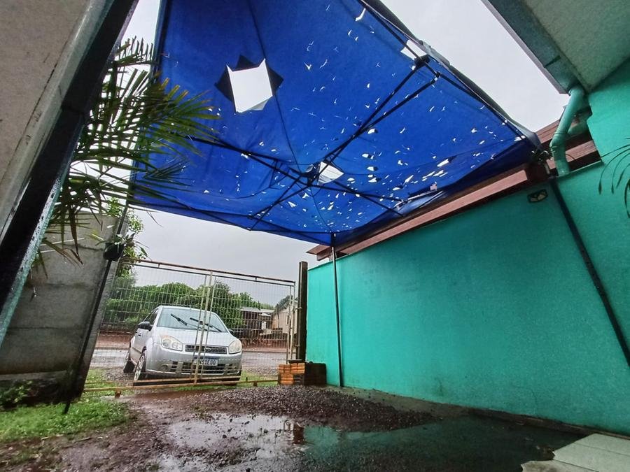 As pedras furaram a estrutura de um gazebo  no bairro Vila Rica em Carazinho