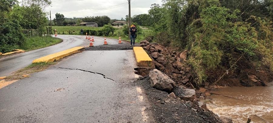 Correnteza comprometeu a estrutura da via, que apresenta risco de desabamento