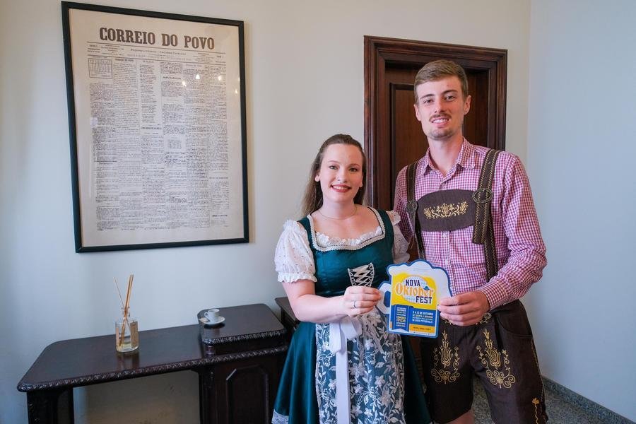 Djuli Vit&oacute;ria Boesing e Henrique Felipe L&uuml;dke, membros da equipe organizadora da Nova Oktoberfest, em visita ao Correio do Povo.