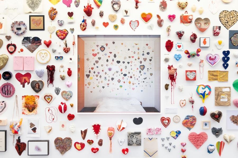 Exposi&ccedil;&atilde;o &ldquo;Cora&ccedil;&otilde;es &agrave; Desmedida&rdquo;, promovida pela Casa de Cultura Mario Quintana (CCMQ), que homenageia a artista e fot&oacute;grafa ga&uacute;cha Rochelle Costi, v&iacute;tima de um acidente em 2022