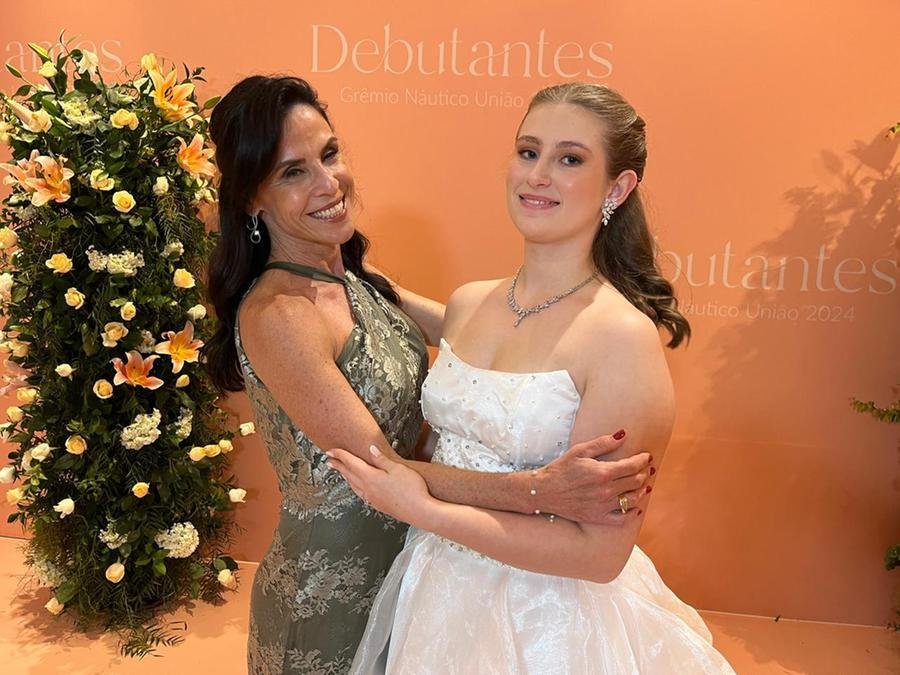 Tamara Barlem e B&aacute;rbara Fliengner  curtiram o baile de debutantes do clube