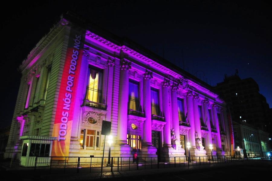 Pal&aacute;cio Piratini est&aacute; iluminado de rosa durante o m&ecirc;s de outubro