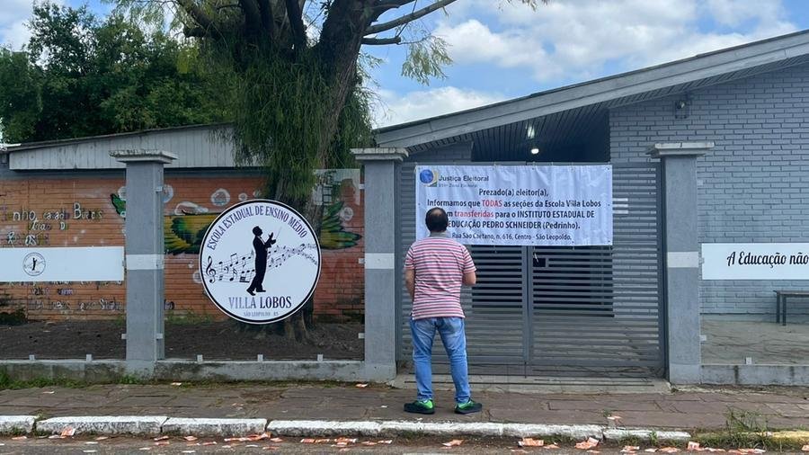 Eleitor observa cartaz da mudan&ccedil;a do local de vota&ccedil;&atilde;o em S&atilde;o Leopoldo, na manh&atilde; deste domingo
