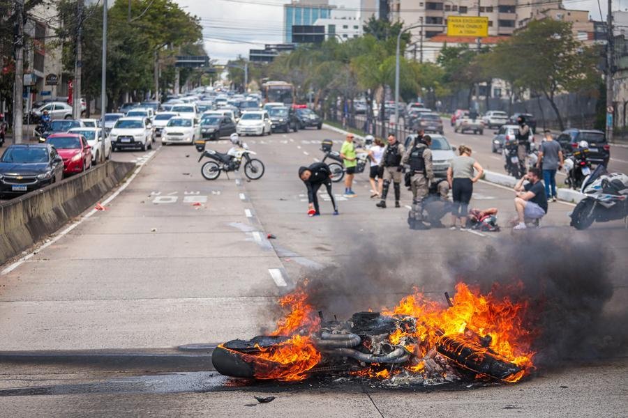 Moto pegou fogo ap&oacute;s acidente