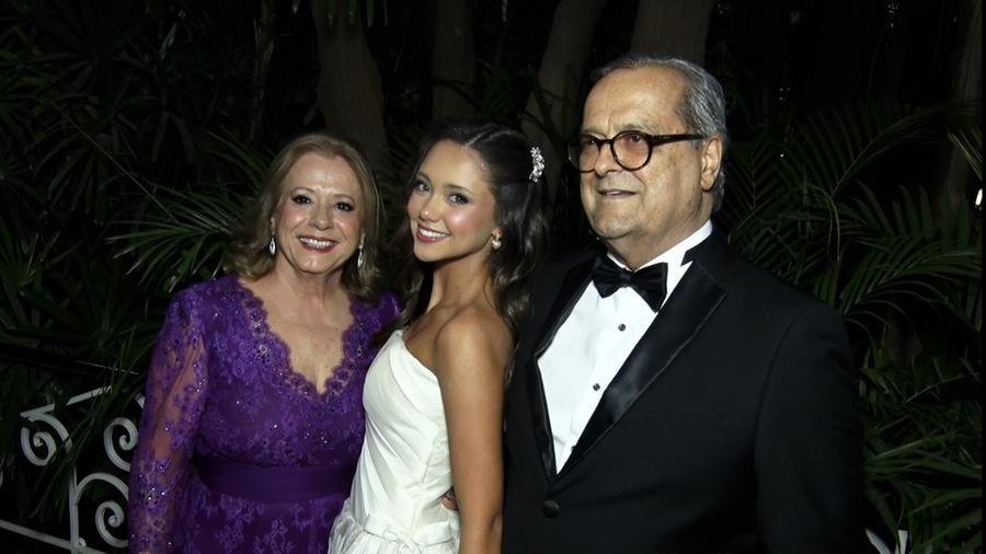 Adiles e Jos&eacute; Alberto Guerreiro com a neta e debutante Valentina Guerreiro, no baile de debutantes do Juvenil