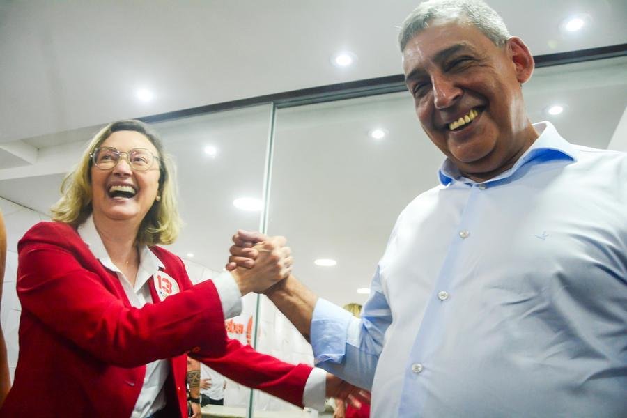 Na disputa pelo primeiro turno, Ros&aacute;rio e Melo se cumprimentaram durante um encontro neste domingo
