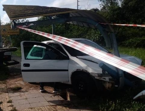 Corsa atingiu parada de &ocirc;nibus na zona Sul da Capital