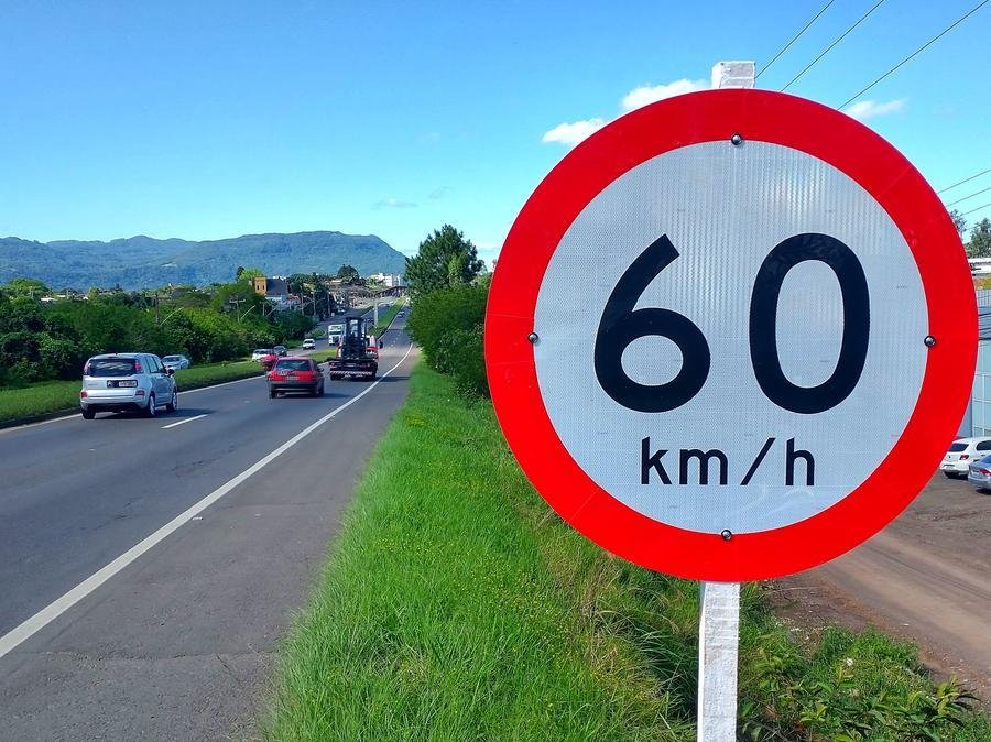 A medida visa coibir o excesso de velocidade e comportamentos imprudentes na via