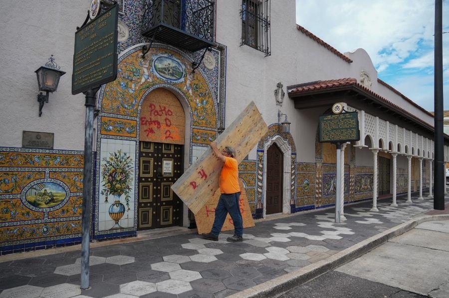 Moradores preparam prote&ccedil;&atilde;o contra furac&atilde;o
