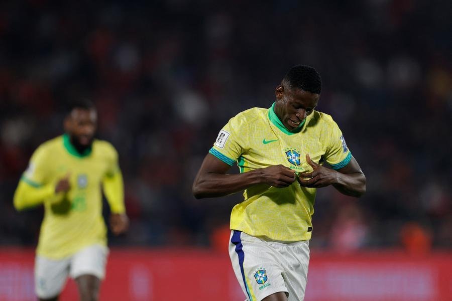 "Somos a primeira sele&ccedil;&atilde;o com cinco estrelas no peito e vamos defender com todo amor e todo carinho", disse Luiz Henrique
