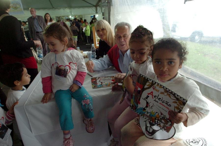 Luiz Coronel autografa "A Elei&ccedil;&atilde;o dos Animais" na Feira do Livro Infantil do Jardim Bot&acirc;nico em 2010