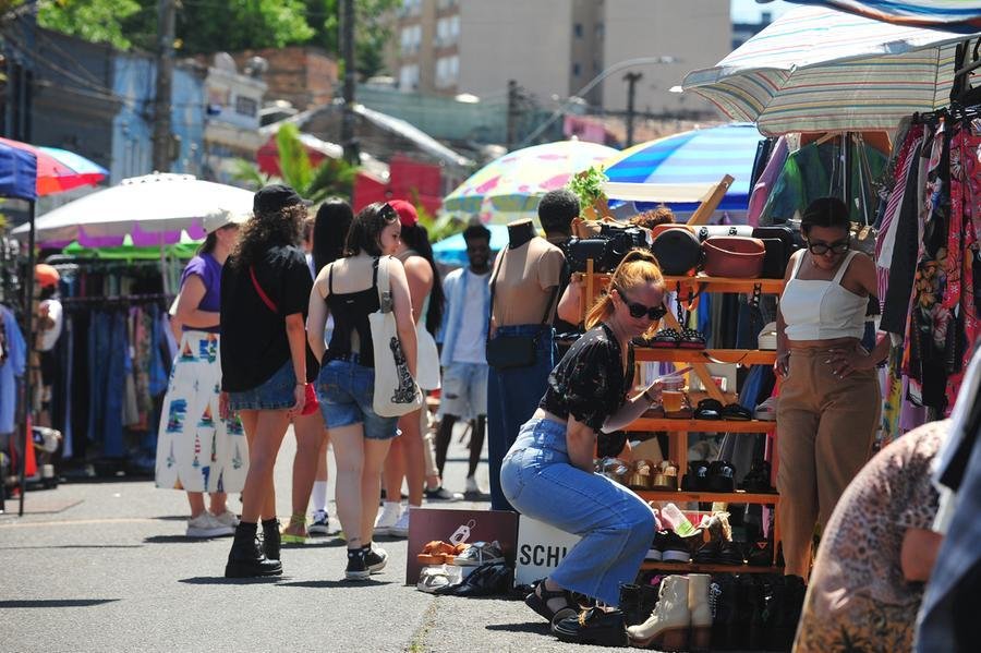 No in&iacute;cio da tarde deste domingo, o movimento maior estava concentrado nos briques da rua Jo&atilde;o Alfredo