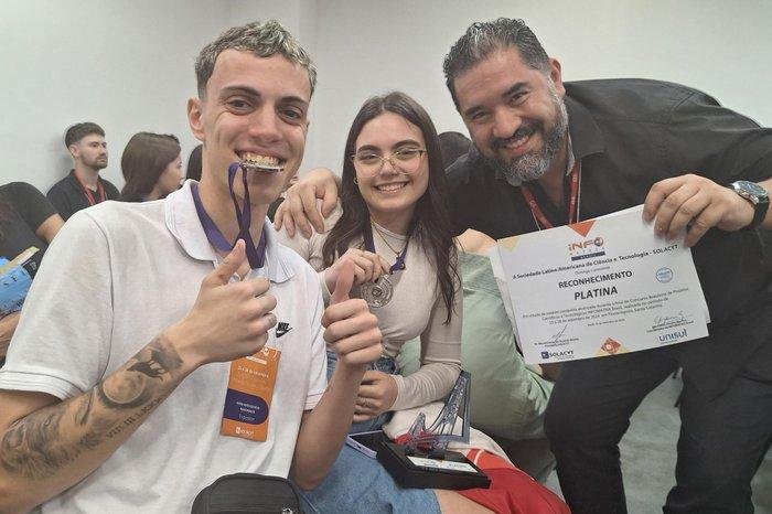 Kayki e Brenda, acompanhados do professor Rodrigo Barreto (&agrave; direita)