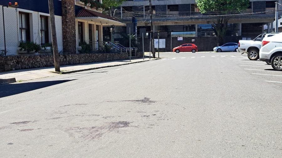 Marcas de sangue ainda s&atilde;o vistas na Rua Prefeito Jo&atilde;o Alfredo no centro de Canela