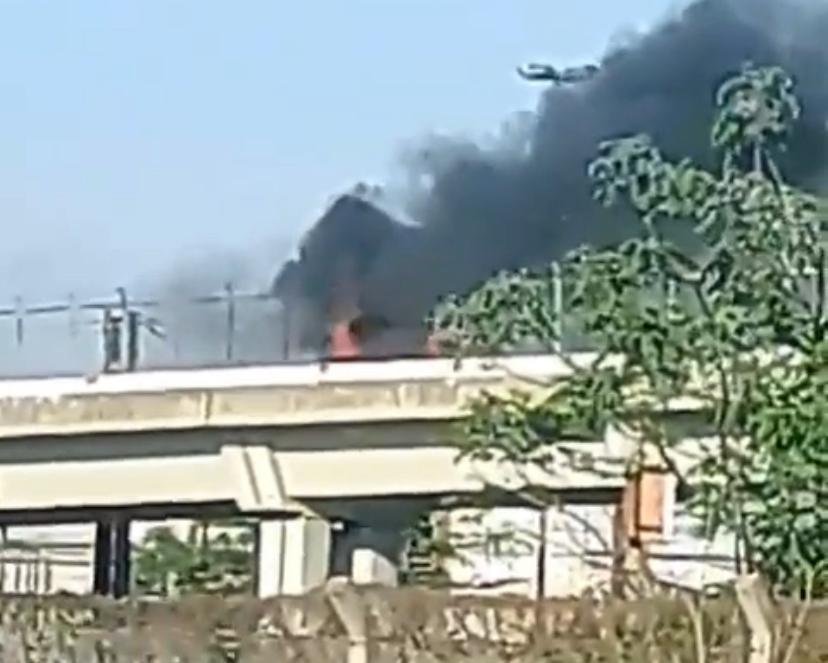 Carro pegou fogo pr&oacute;ximo da al&ccedil;a de acesso com a avenida Zaida Jarros