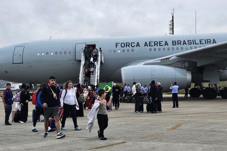 Chegada do quinto voo de repatria&ccedil;&atilde;o de brasileiros e familiares &agrave; Base A&eacute;rea de S&atilde;o Paulo