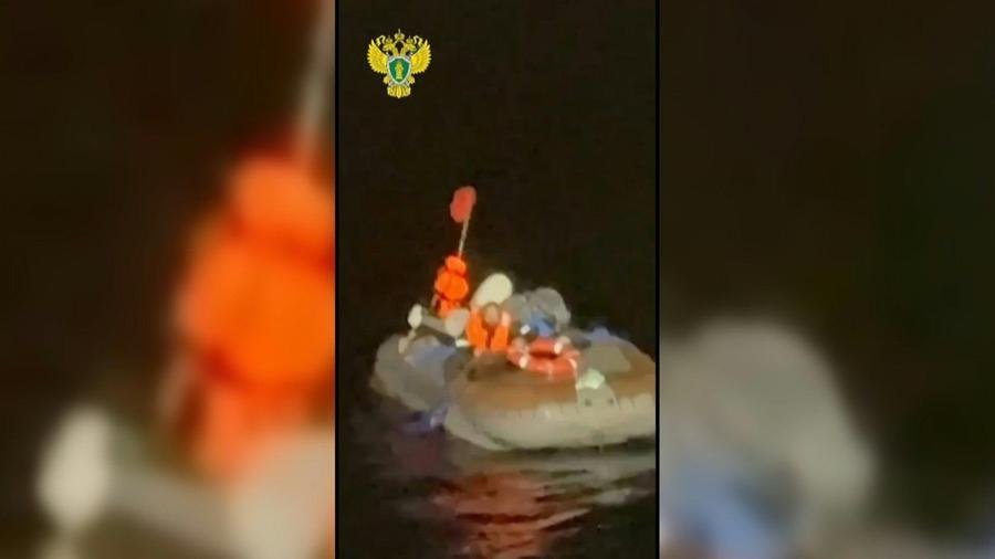 Um homem foi encontrado vivo ap&oacute;s passar mais de dois meses &agrave; deriva em um bote infl&aacute;vel no Mar de Okhotsk
