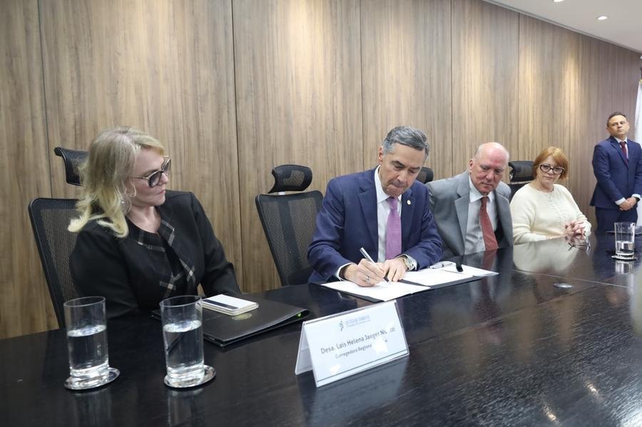 Assinatura do acordo de coopera&ccedil;&atilde;o t&eacute;cnica entre STF e TRT-RS.
