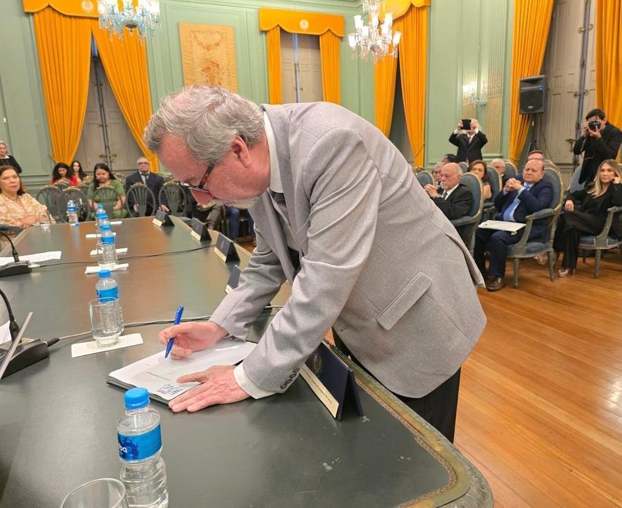Escritor ga&uacute;cho Airton Ortiz assume mais uma fun&ccedil;&atilde;o em prol da literatura