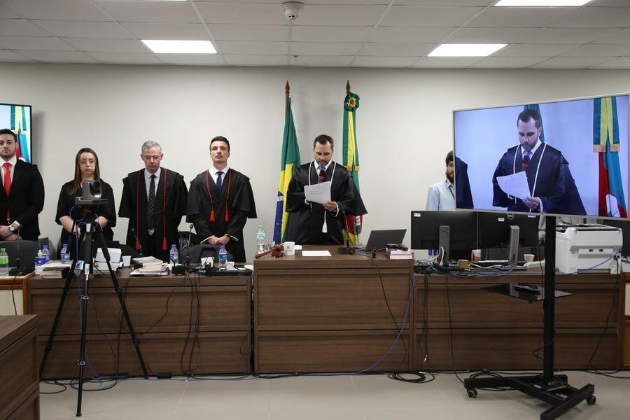 O juiz Bruno Almeida leu a senten&ccedil;a por volta da 1h30min, ap&oacute;s um julgamento que durou 16 horas