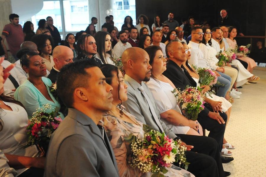 A 24&ordf; edi&ccedil;&atilde;o do Casamento Coletivo formalizou a uni&atilde;o de 19 casais na tarde desta quarta-feira