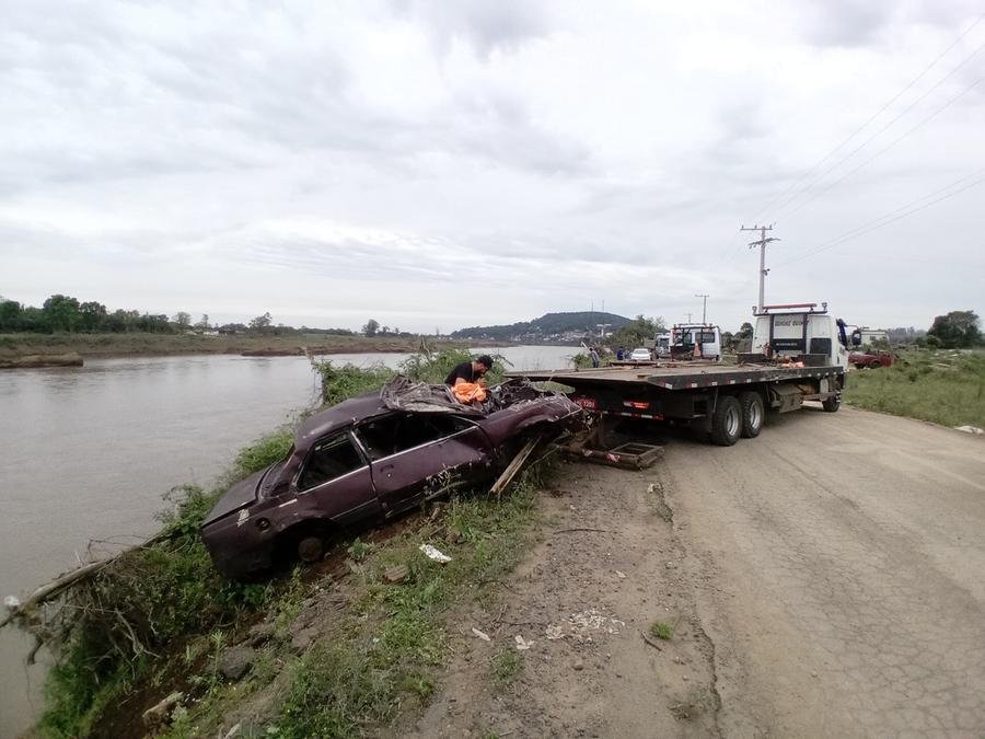 Os trabalhos come&ccedil;aram na manh&atilde; desta sexta (18) com a remo&ccedil;&atilde;o de um carro