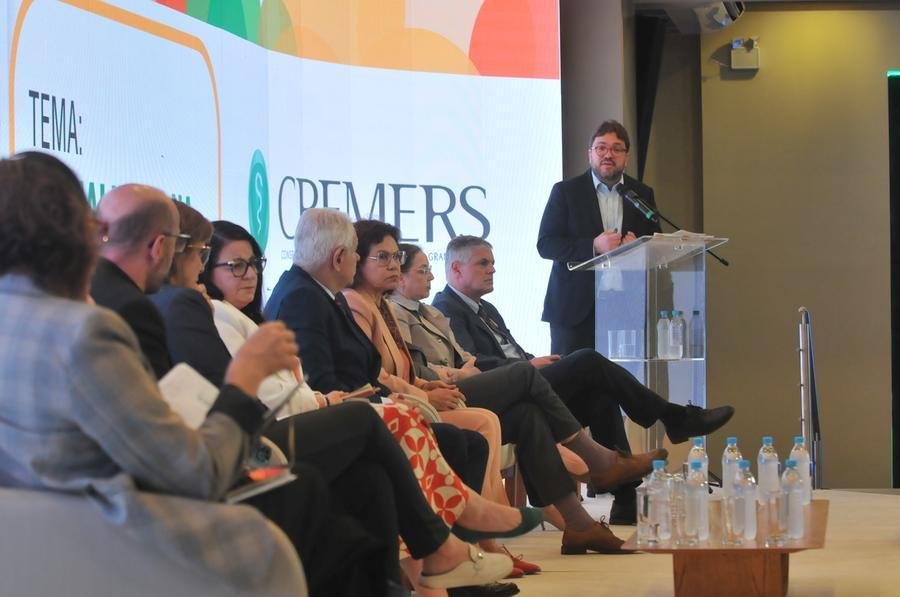 Painel promoveu debates entre gestores p&uacute;blicos, coordenadores de cursos de Medicina e conselheiros do Cremers