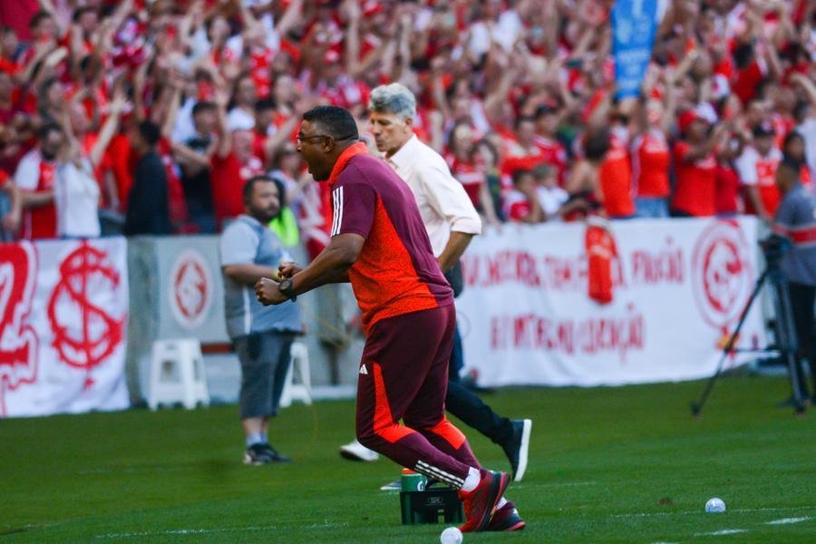 Roger comemora a vit&oacute;ria contra o Gr&ecirc;mio