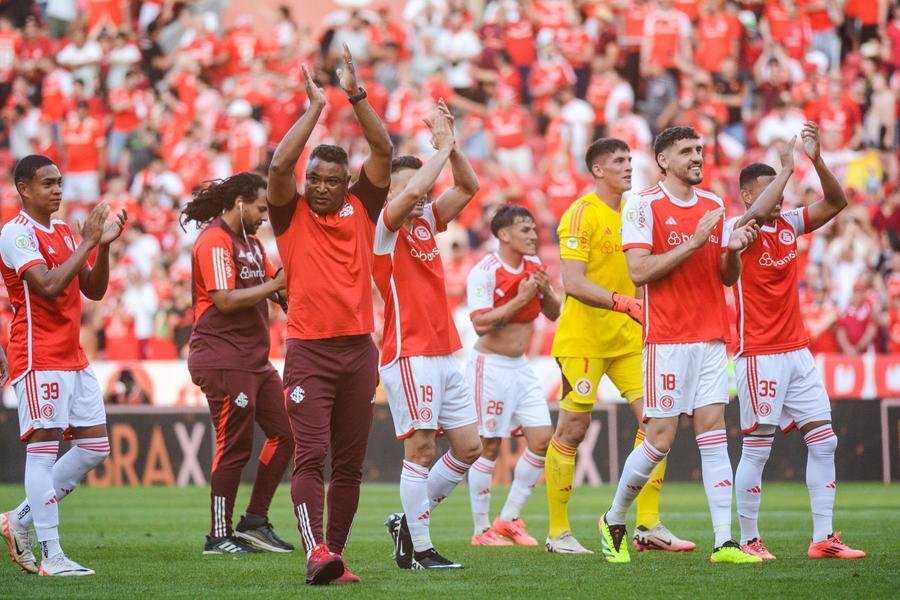 Roger e jogadores colorados comemoram a vit&oacute;ria no cl&aacute;ssico