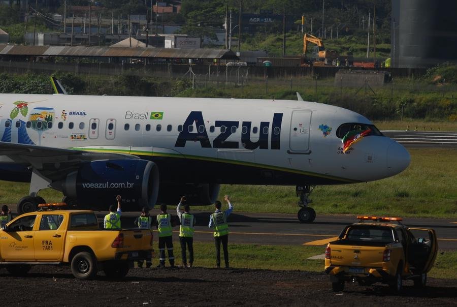 Aeroporto Salgado Filho em Porto Alegre recebe primeiro voo comercial ap&oacute;s&nbsp;a enchente